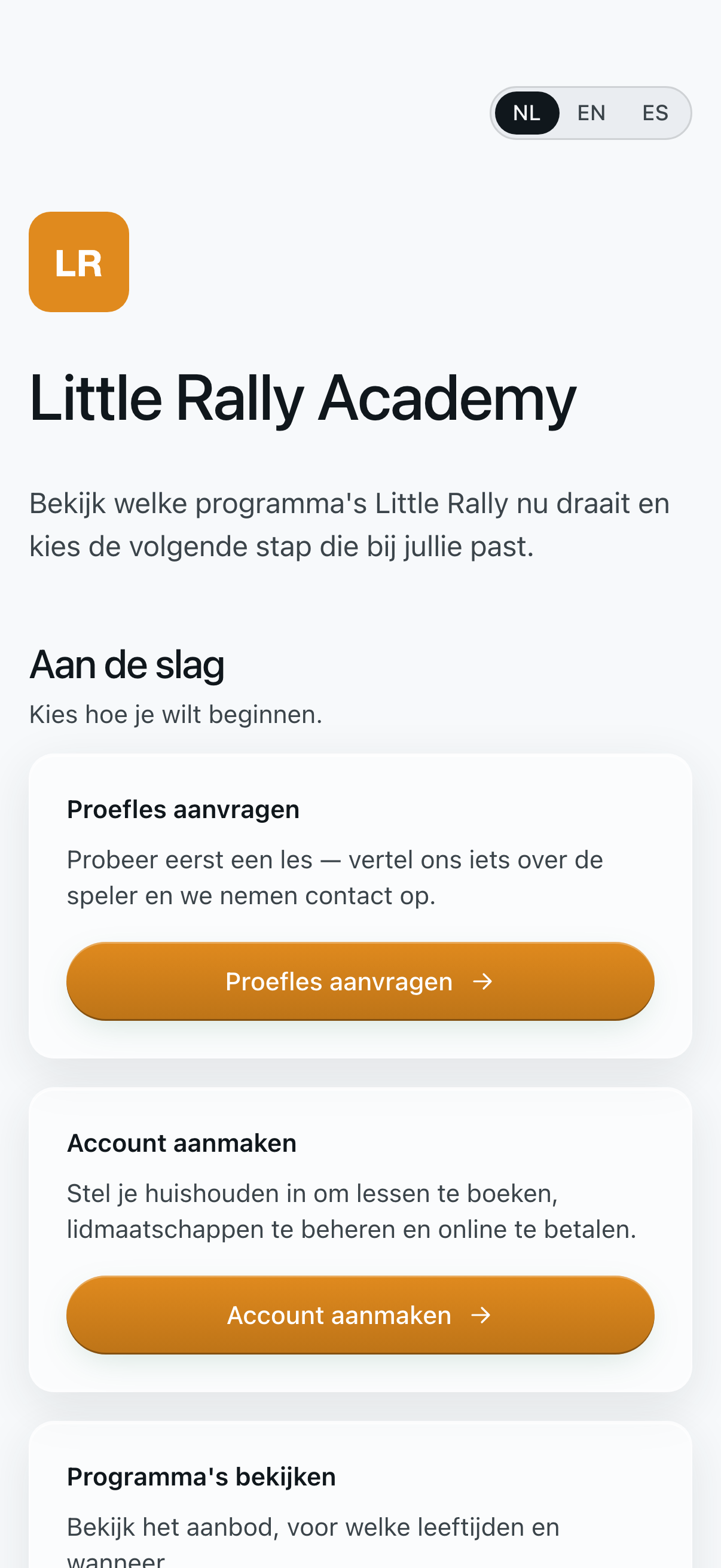 De openbare aanmeldpagina van Little Rally Academy in een telefoonbrowser: proefles aanvragen, een account aanmaken of door de programma’s bladeren, met een schakelaar voor Nederlands, Engels en Spaans bovenaan