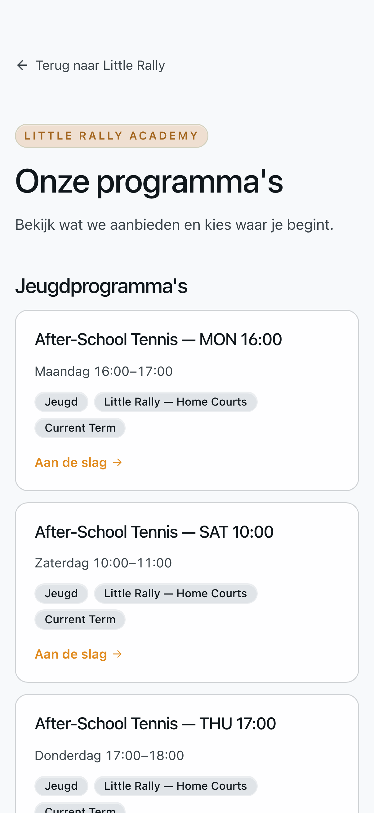 De openbare aanmeldpagina van de club in een telefoonbrowser: proefles aanvragen of een account aanmaken, met het clubmerk bovenaan en een schakelaar voor Nederlands, Engels en Spaans
