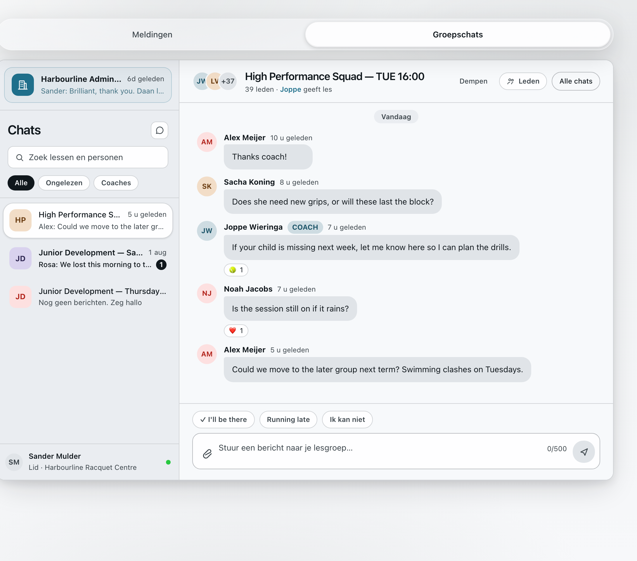 De inbox van het gezin op Groepschats, met het gesprek van High Performance Squad open, de trainer bovenaan en een aanwezigheidspeiling die vraagt wie er deze week komt