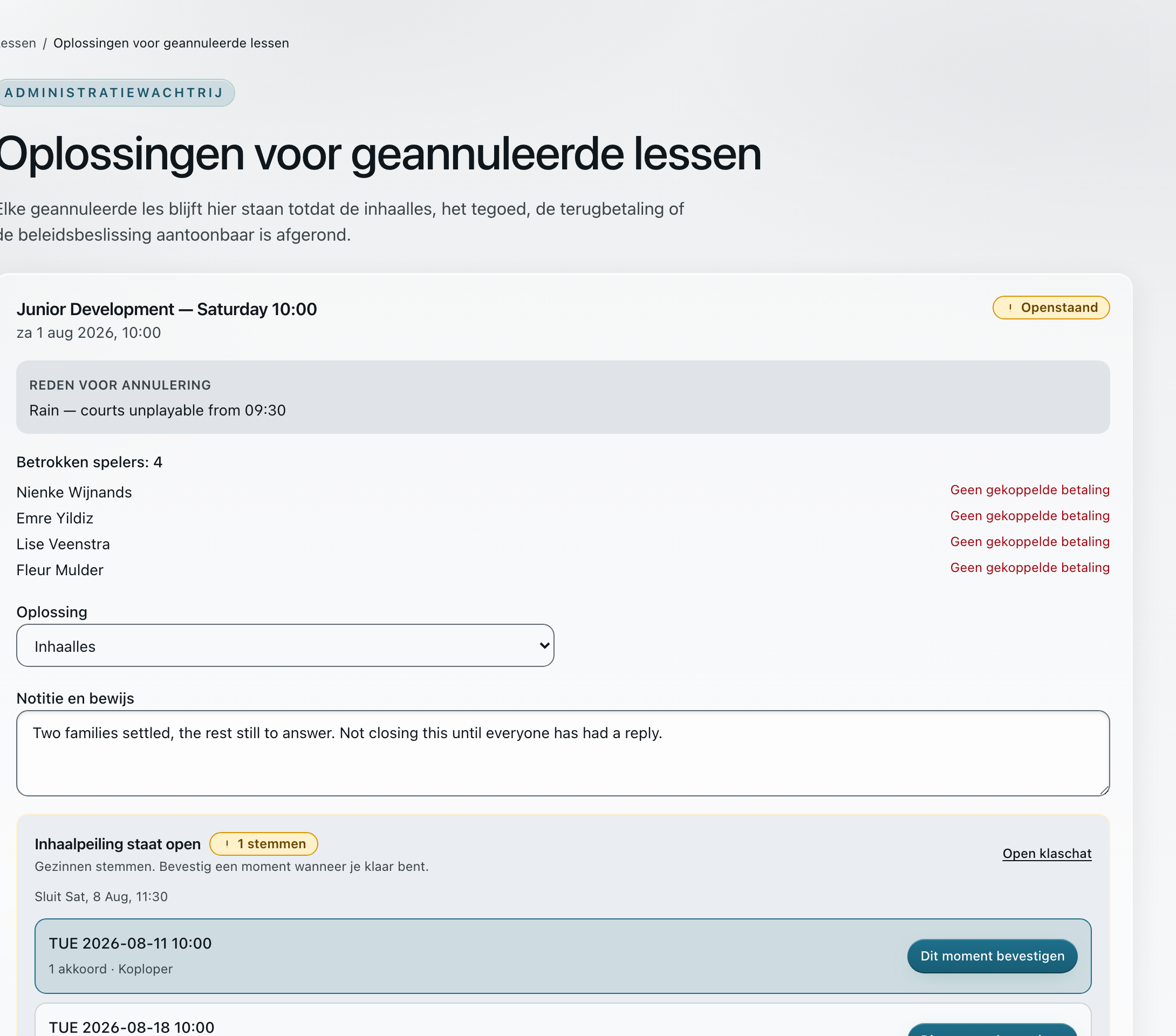 Het regendossier van de administratie met de reden vastgelegd, alle vier de getroffen spelers en een lopende inhaalpoll