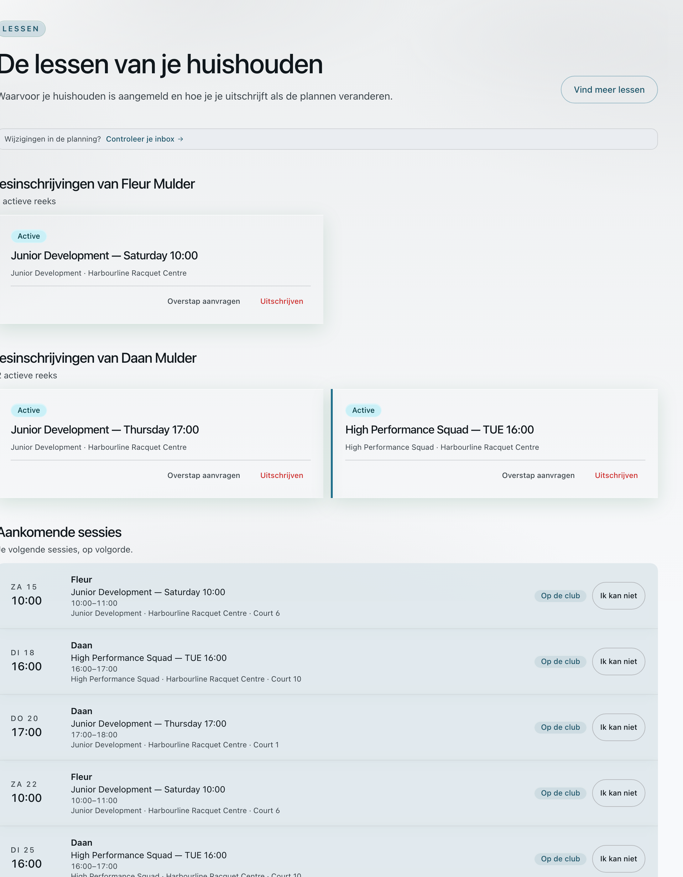 De lessenpagina van het gezin met per kind de lopende reeksen, met het programma en de club, en bij elke reeks een knop om over te stappen of uit te schrijven