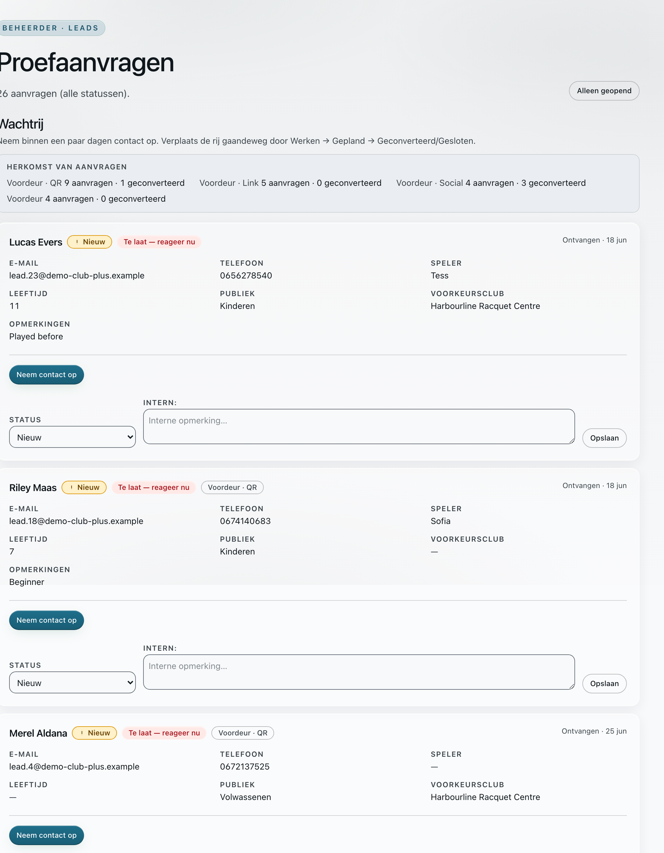 De werkbank voor proeflesaanvragen: elke aanvraag als rij met e-mail, telefoon, de doelgroep, en het kind en de notities waar het gezin die gaf, plus een status die je van Nieuw via In behandeling naar Omgezet schuift